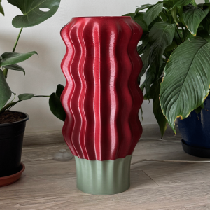 Lampa WAVE BURGUND na drewnianej podłodze wśród zielonych roślin doniczkowych