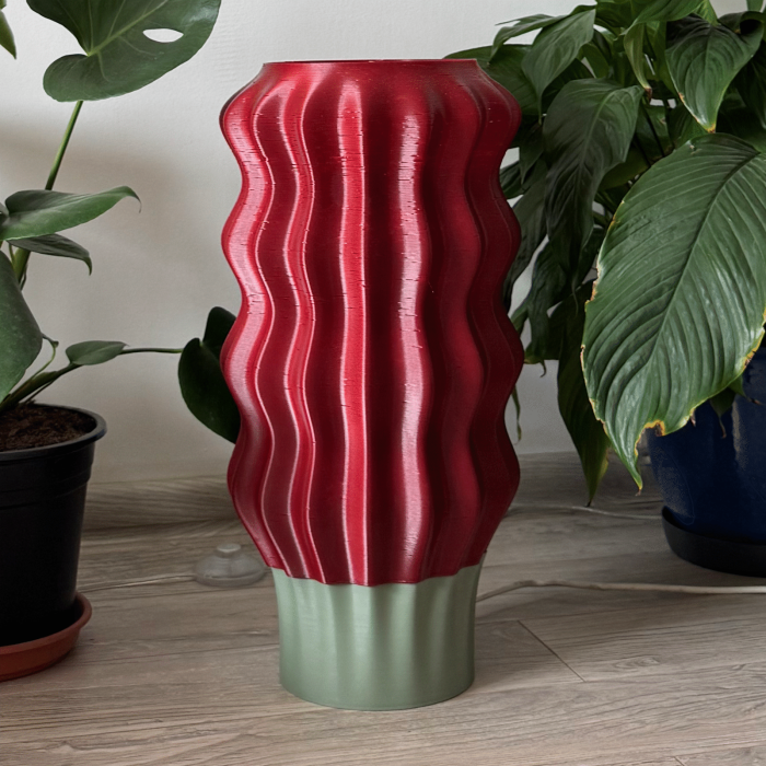 Lampa WAVE BURGUND na drewnianej podłodze wśród zielonych roślin doniczkowych