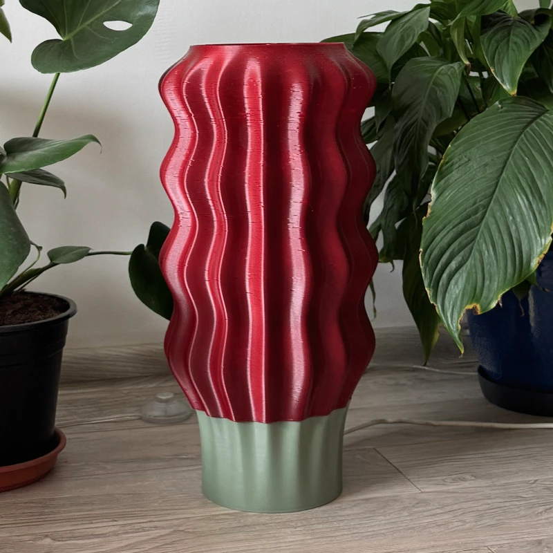 Lampa WAVE BURGUND na drewnianej podłodze wśród zielonych roślin doniczkowych